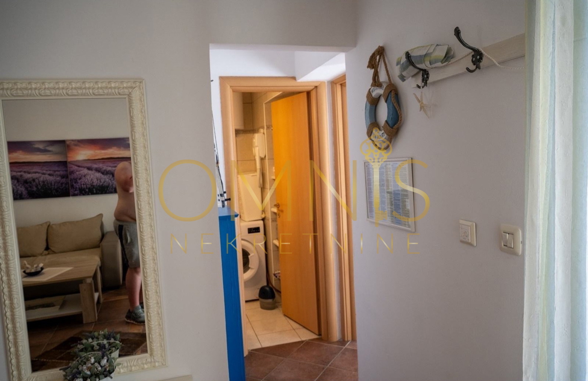 Stanovanje z veliko teraso in vrtom, 50 m od morja – Novi Vinodolski