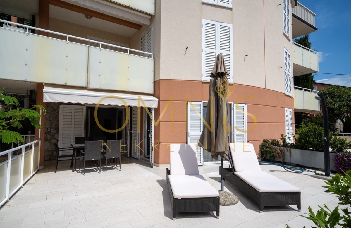 Stanovanje z veliko teraso in vrtom, 50 m od morja – Novi Vinodolski