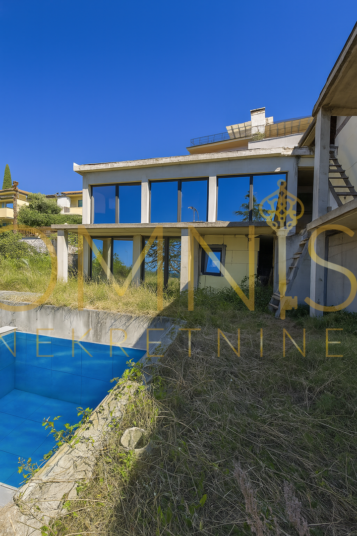 Opatija center – samostojna hiša 380 m², 3 stanovanja, bazen, panoramski pogled na morje