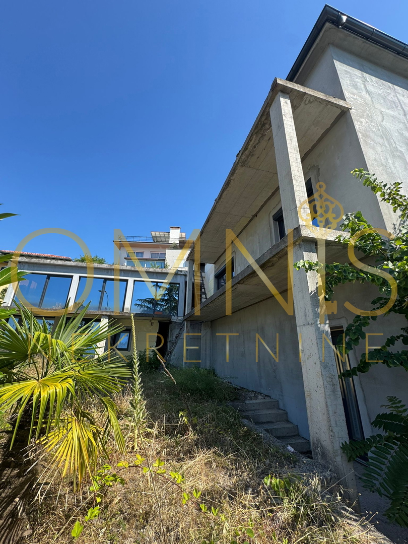 Opatija center – samostojna hiša 380 m², 3 stanovanja, bazen, panoramski pogled na morje