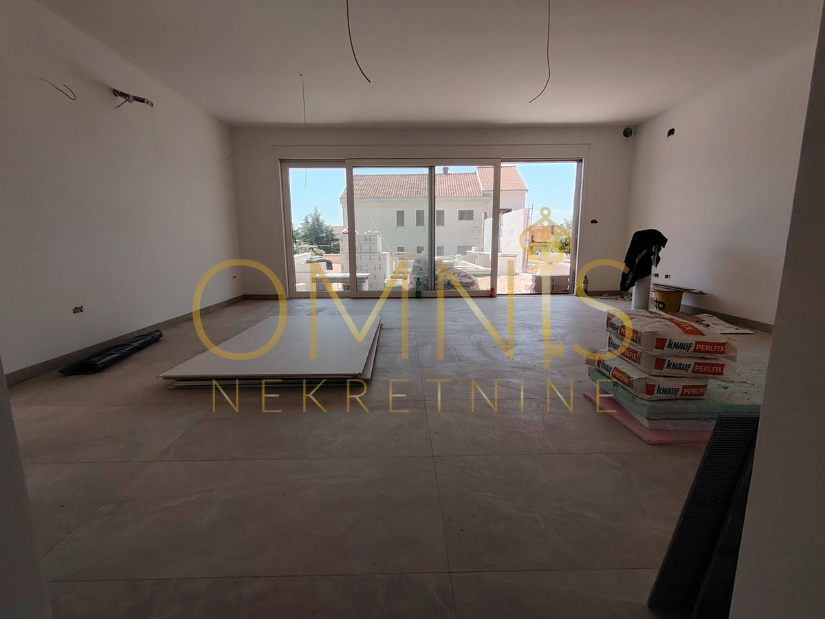 Luksuzno dvonadstropno stanovanje z vrtom in bazenom – 120 m² bivalne površine + 200 m² zasebnega vrta