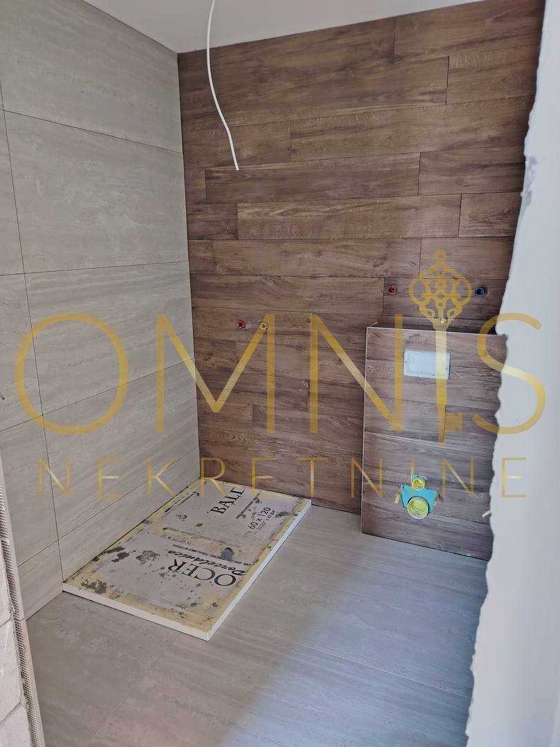 Luksuzno dvonadstropno stanovanje z vrtom in bazenom – 120 m² bivalne površine + 200 m² zasebnega vrta