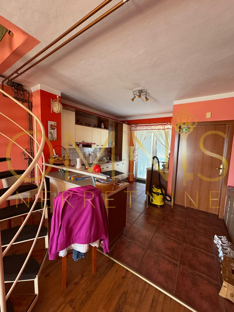 Matulji, Jušići – Dvoetažno stanovanje 103 m² z dvema balkonoma in pogledom na morje