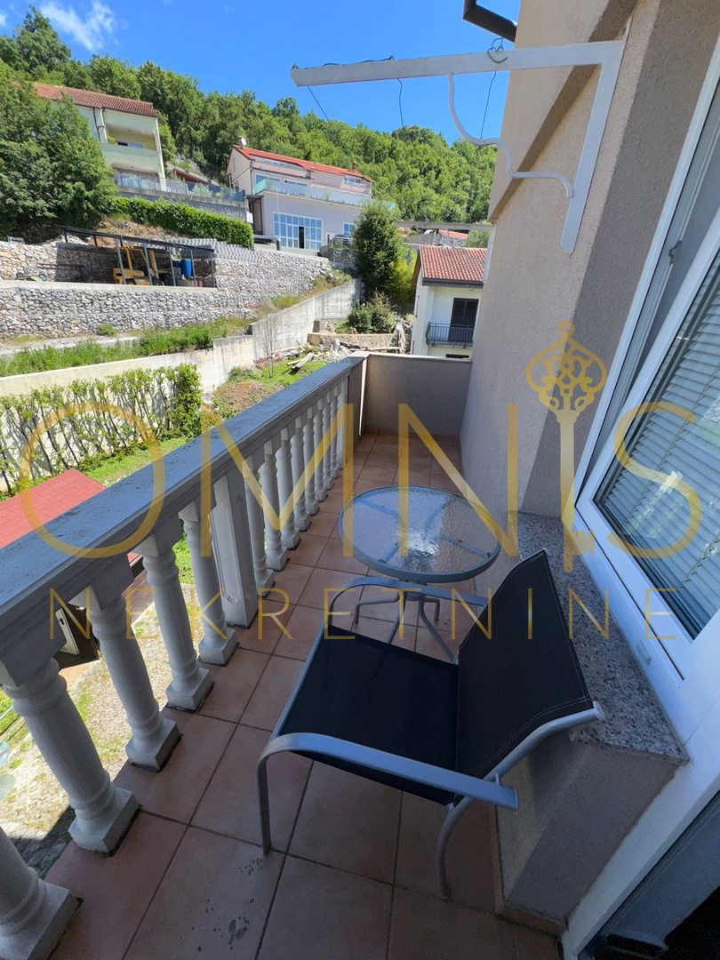 Matulji, Jušići – Dvoetažno stanovanje 103 m² z dvema balkonoma in pogledom na morje