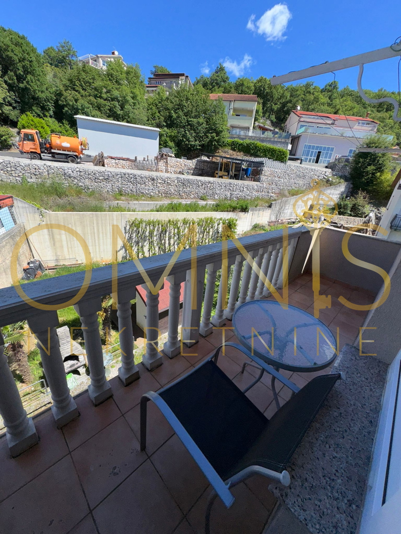 Matulji, Jušići – Dvoetažno stanovanje 103 m² z dvema balkonoma in pogledom na morje