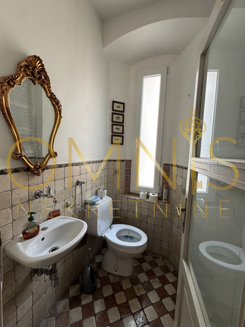 RIJEKA, CENTER – Prostorno gospodarsko stanovanje velikosti 156 m² s zgodovinskim čarom