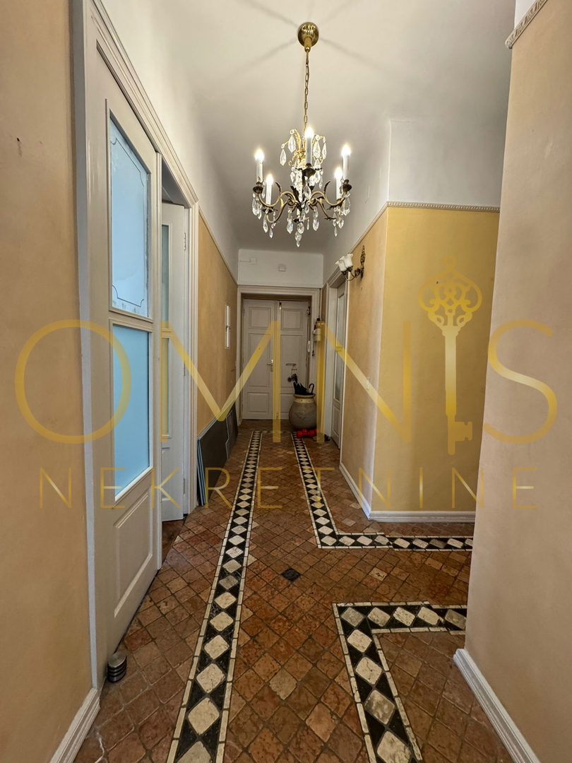RIJEKA, CENTER – Prostorno gospodarsko stanovanje velikosti 156 m² s zgodovinskim čarom