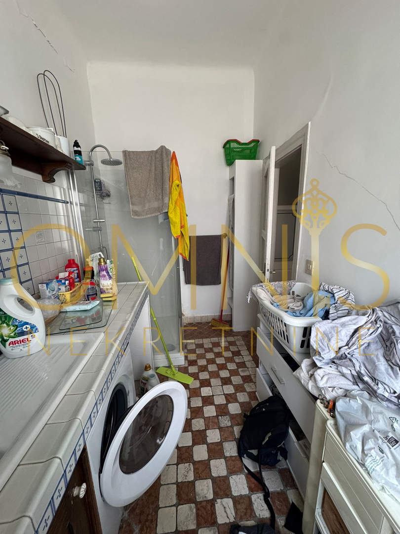 RIJEKA, CENTER – Prostorno gospodarsko stanovanje velikosti 156 m² s zgodovinskim čarom