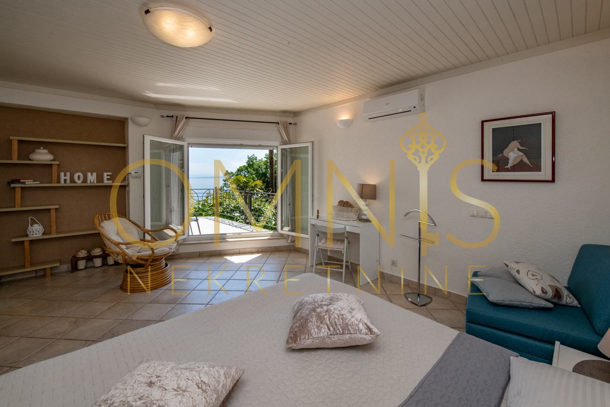 Opatija, Punta Kolova – prostorno stanovanje 140 m², drugi niz do morja z razgledom