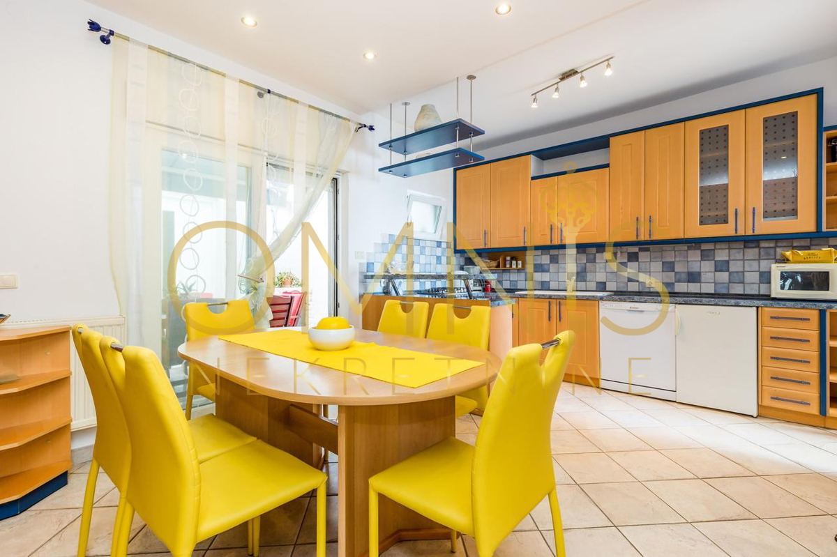 Opatija, Punta Kolova – prostorno stanovanje 140 m², drugi niz do morja z razgledom