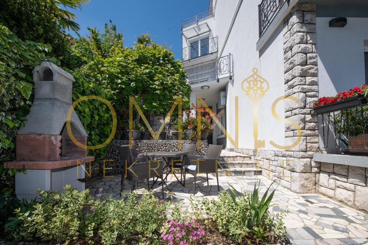 Opatija, Punta Kolova – prostorno stanovanje 140 m², drugi niz do morja z razgledom