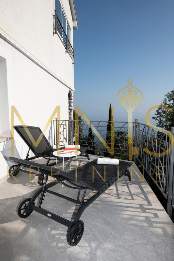 Opatija, Punta Kolova – prostorno stanovanje 140 m², drugi niz do morja z razgledom