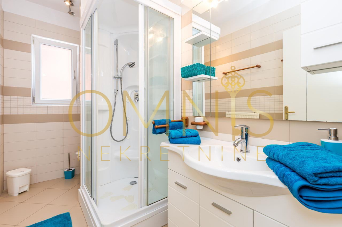 Opatija, Punta Kolova – prostorno stanovanje 140 m², drugi niz do morja z razgledom