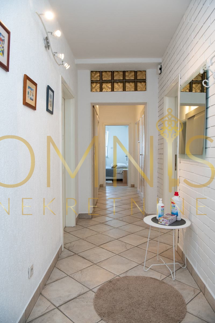 Opatija, Punta Kolova – prostorno stanovanje 140 m², drugi niz do morja z razgledom