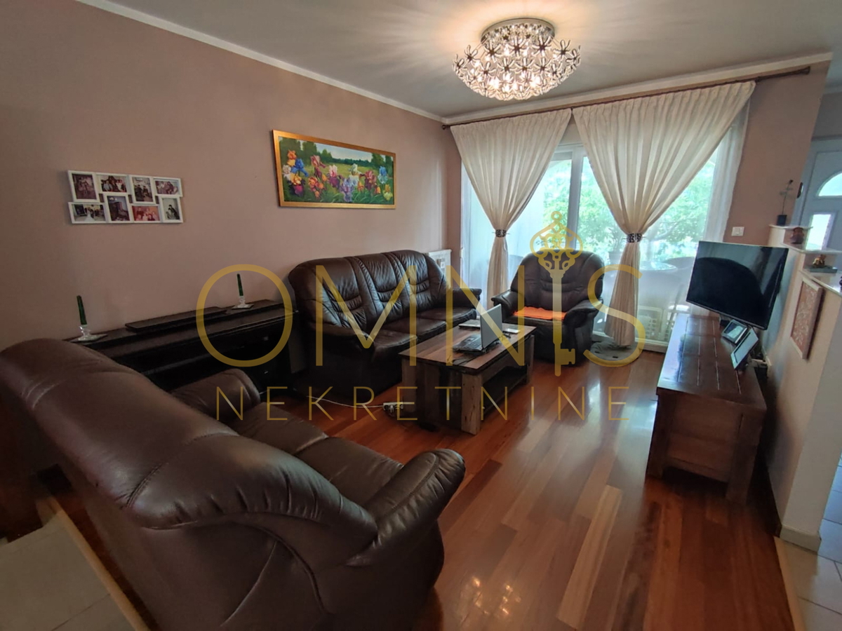 KOSTRENA – PROSTRAN DVOETAŽNI STAN S OKUĆNICOM IN PARKINGOM