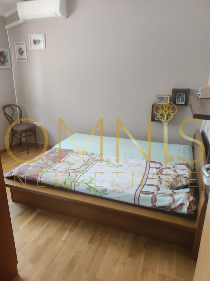 KOSTRENA – PROSTRAN DVOETAŽNI STAN S OKUĆNICOM IN PARKINGOM