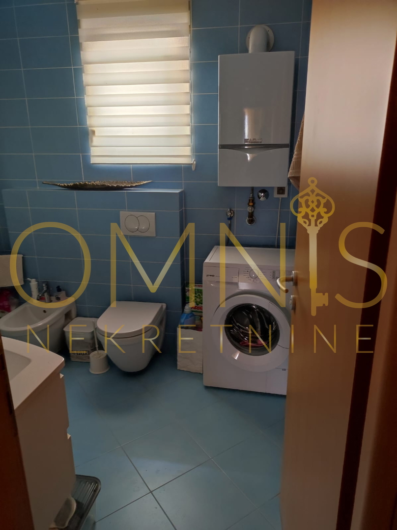 KOSTRENA – PROSTRAN DVOETAŽNI STAN S OKUĆNICOM IN PARKINGOM