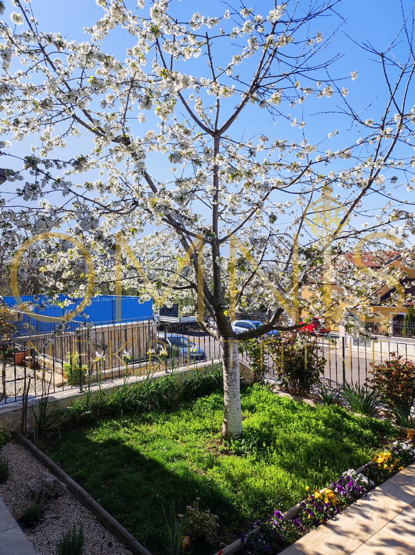 KOSTRENA – PROSTRAN DVOETAŽNI STAN S OKUĆNICOM IN PARKINGOM