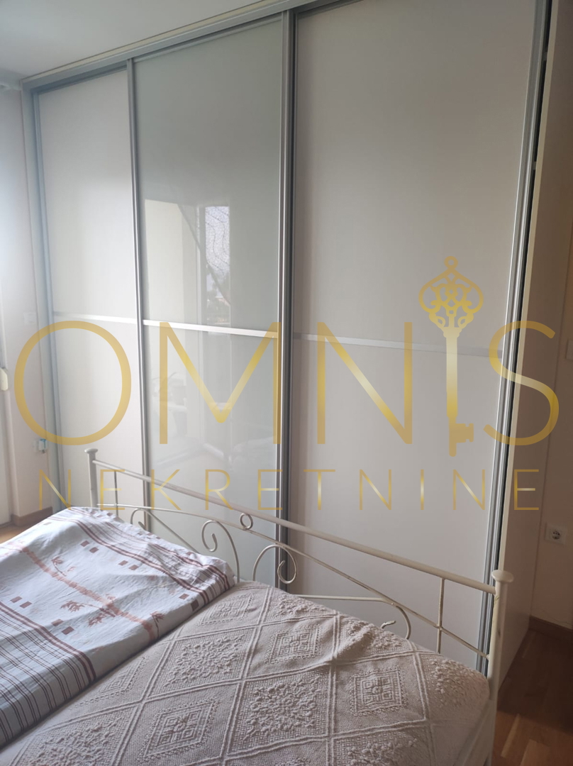 KOSTRENA – PROSTRAN DVOETAŽNI STAN S OKUĆNICOM IN PARKINGOM