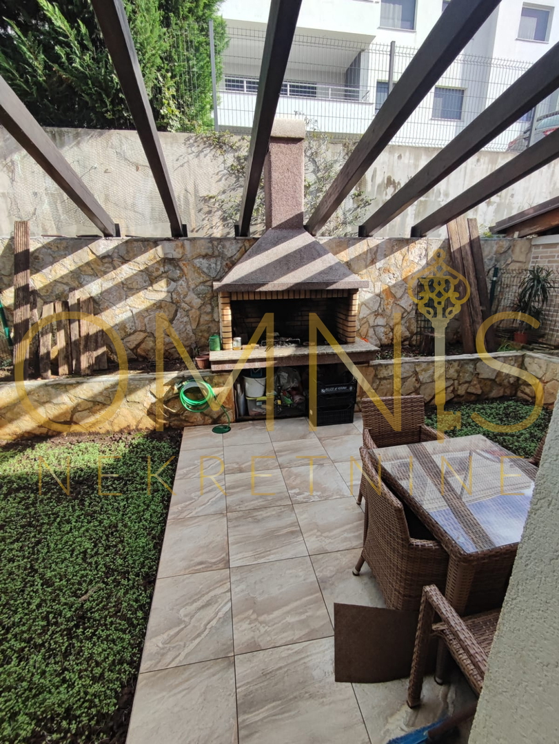 KOSTRENA – PROSTRAN DVOETAŽNI STAN S OKUĆNICOM IN PARKINGOM