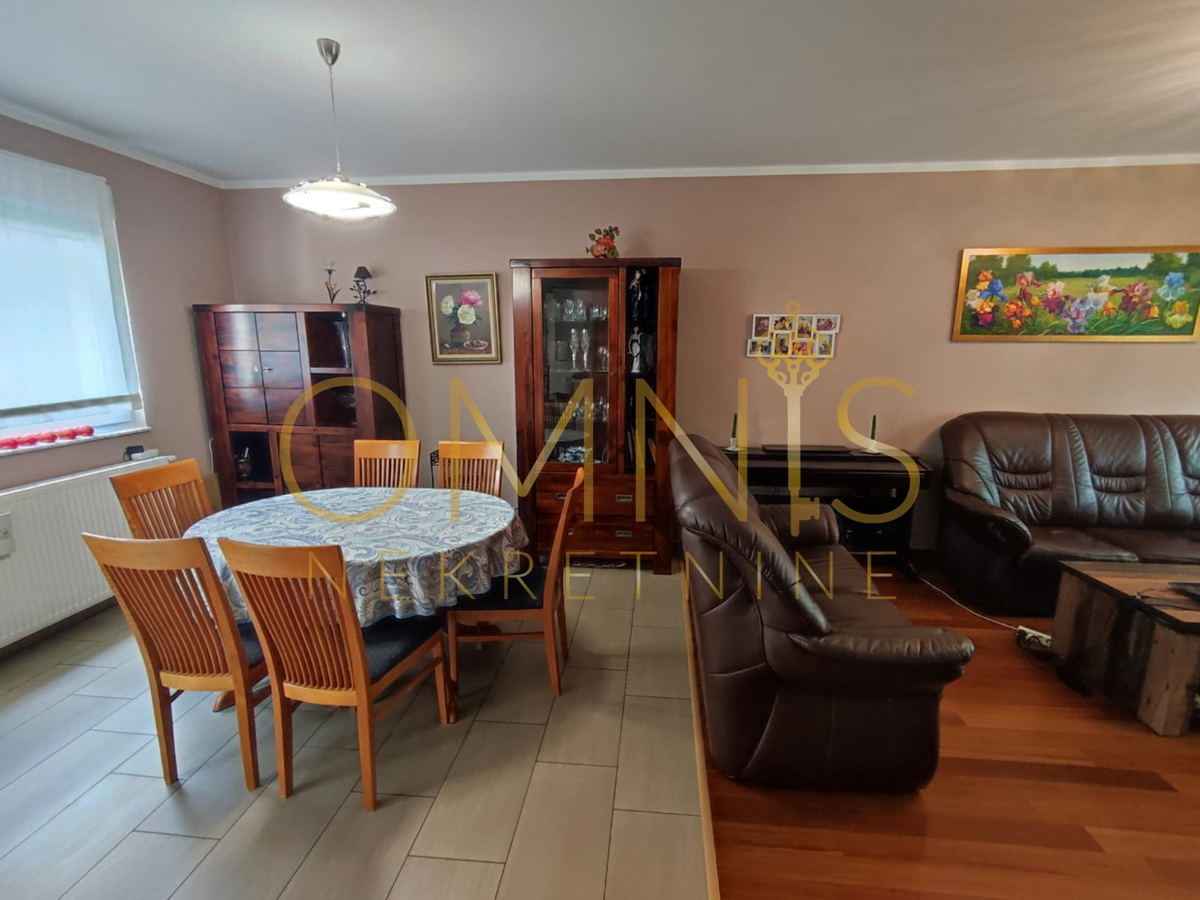 KOSTRENA – PROSTRAN DVOETAŽNI STAN S OKUĆNICOM IN PARKINGOM