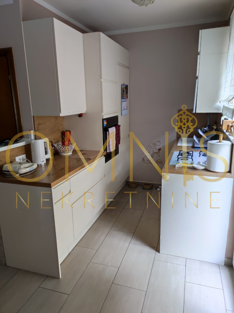 KOSTRENA – PROSTRAN DVOETAŽNI STAN S OKUĆNICOM IN PARKINGOM