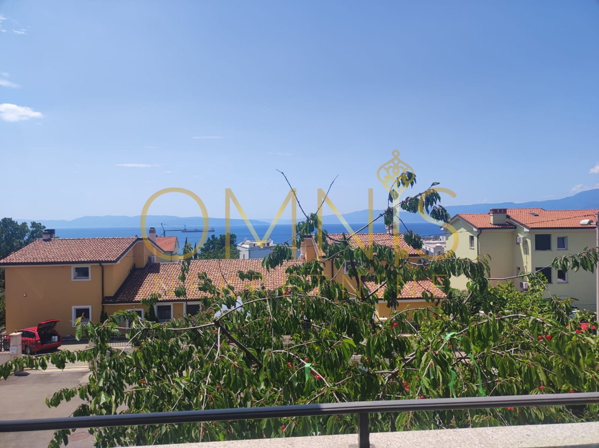 KOSTRENA – PROSTRAN DVOETAŽNI STAN S OKUĆNICOM IN PARKINGOM