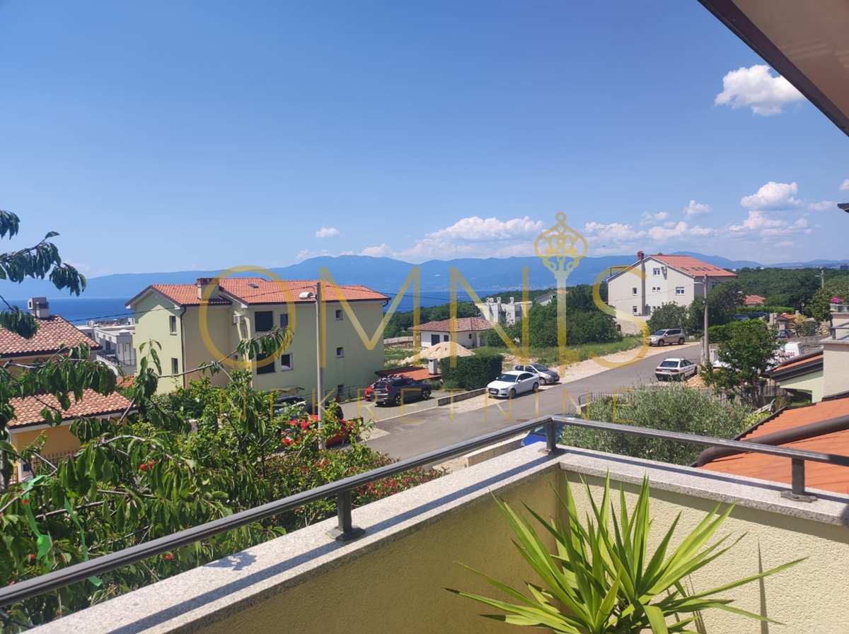 KOSTRENA – PROSTRAN DVOETAŽNI STAN S OKUĆNICOM IN PARKINGOM