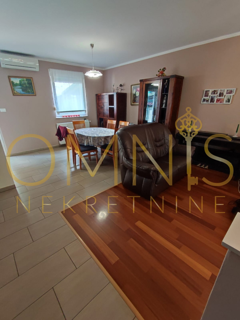 KOSTRENA – PROSTRAN DVOETAŽNI STAN S OKUĆNICOM IN PARKINGOM