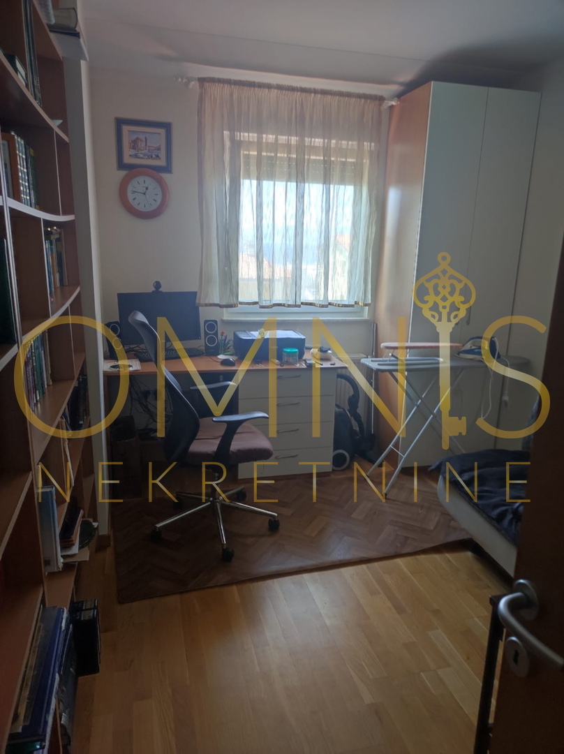 KOSTRENA – PROSTRAN DVOETAŽNI STAN S OKUĆNICOM IN PARKINGOM