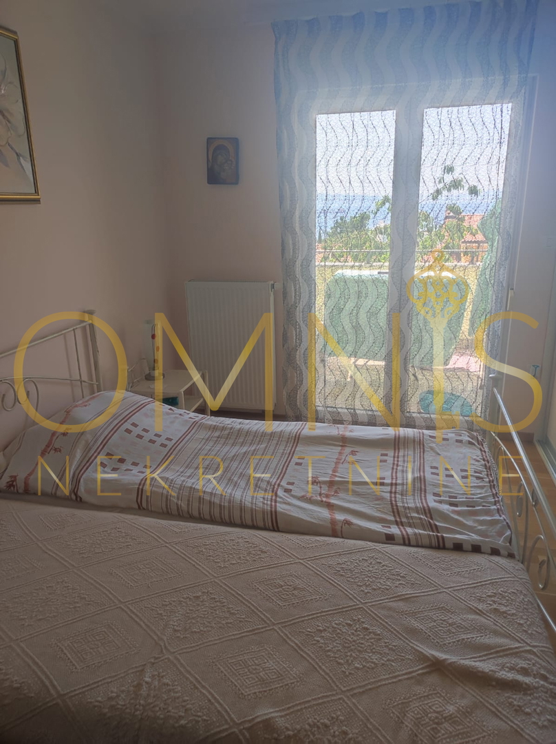 KOSTRENA – PROSTRAN DVOETAŽNI STAN S OKUĆNICOM IN PARKINGOM