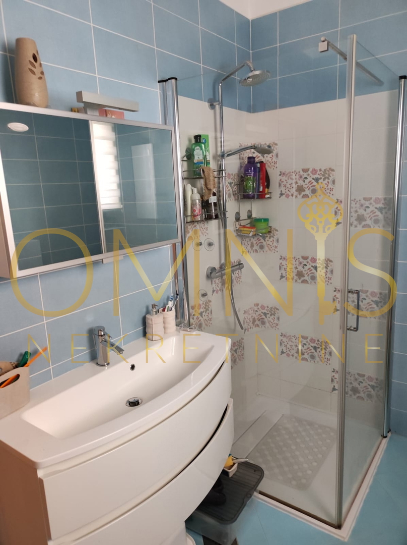 KOSTRENA – PROSTRAN DVOETAŽNI STAN S OKUĆNICOM IN PARKINGOM