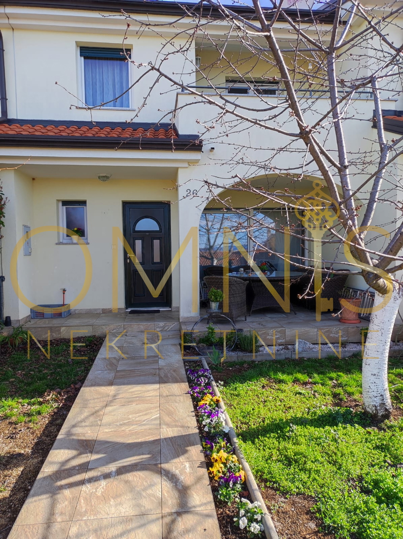 KOSTRENA – PROSTRAN DVOETAŽNI STAN S OKUĆNICOM IN PARKINGOM