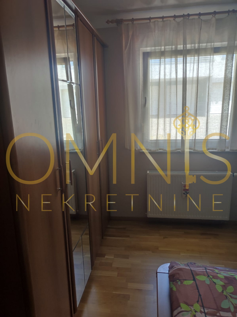 KOSTRENA – PROSTRAN DVOETAŽNI STAN S OKUĆNICOM IN PARKINGOM