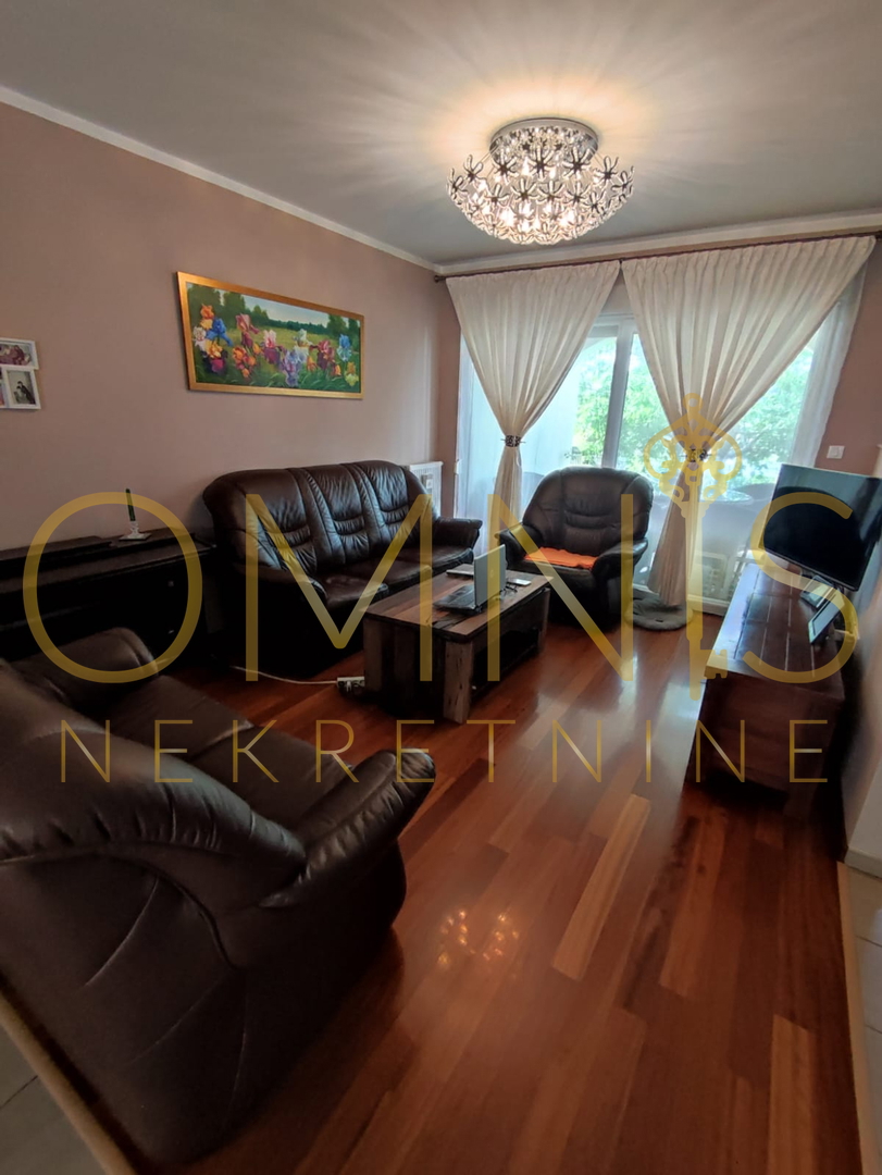 KOSTRENA – PROSTRAN DVOETAŽNI STAN S OKUĆNICOM IN PARKINGOM