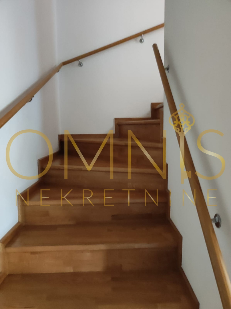 KOSTRENA – PROSTRAN DVOETAŽNI STAN S OKUĆNICOM IN PARKINGOM