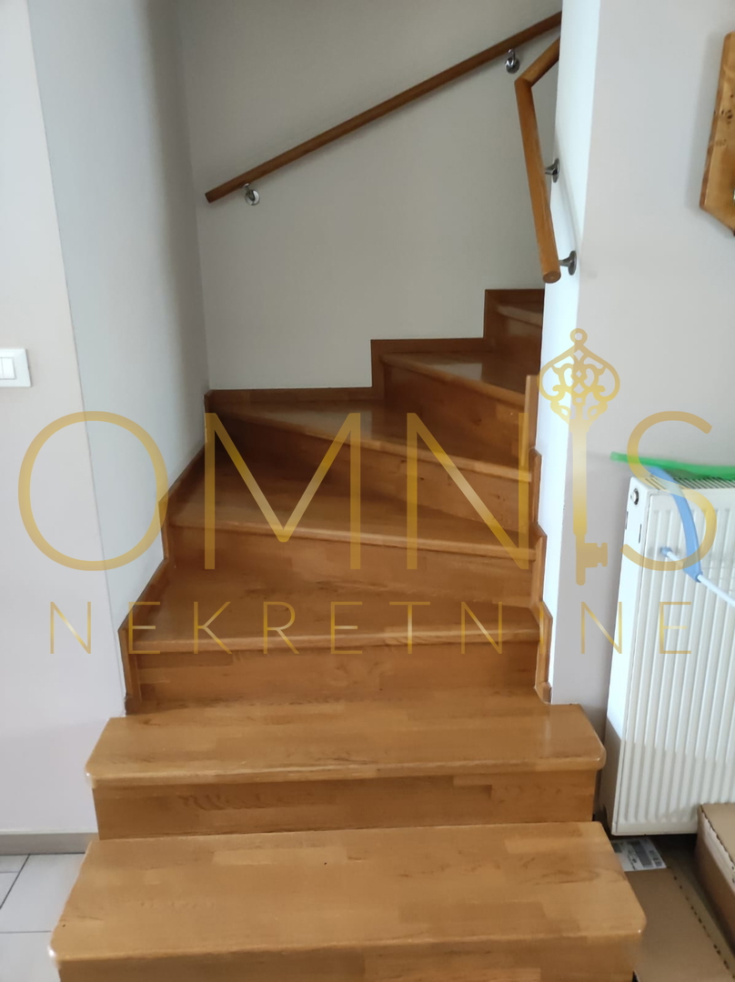 KOSTRENA – PROSTRAN DVOETAŽNI STAN S OKUĆNICOM IN PARKINGOM