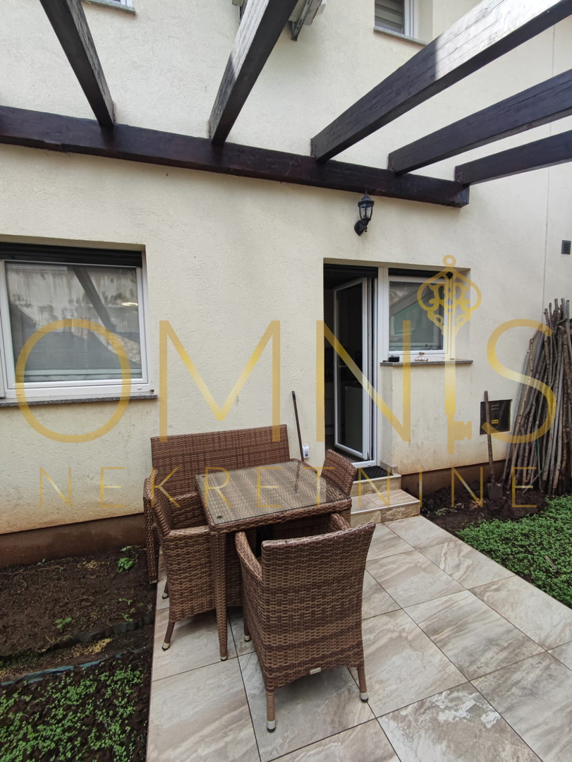 KOSTRENA – PROSTRAN DVOETAŽNI STAN S OKUĆNICOM IN PARKINGOM