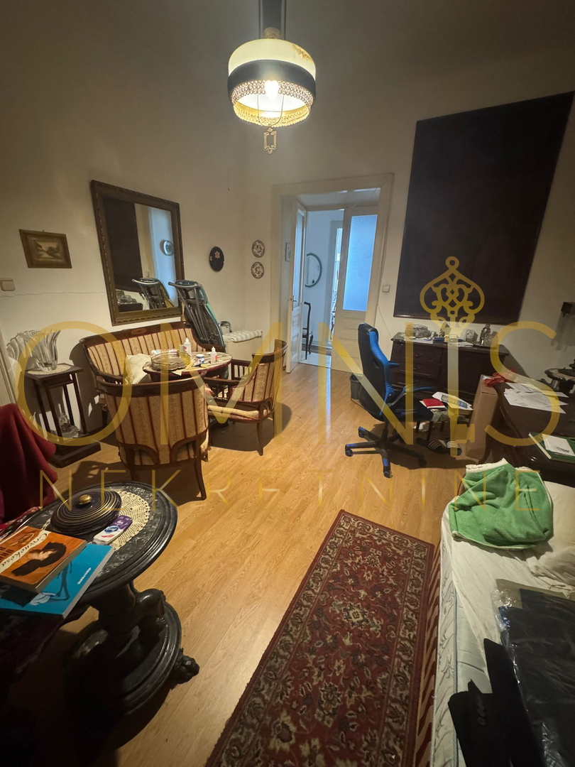 Trosobno stanovanje na Belvederu, 90 m² – nizko pritličje z balkonom