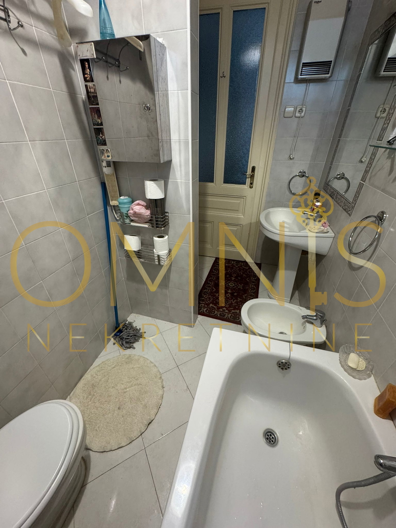 Trosobno stanovanje na Belvederu, 90 m² – nizko pritličje z balkonom