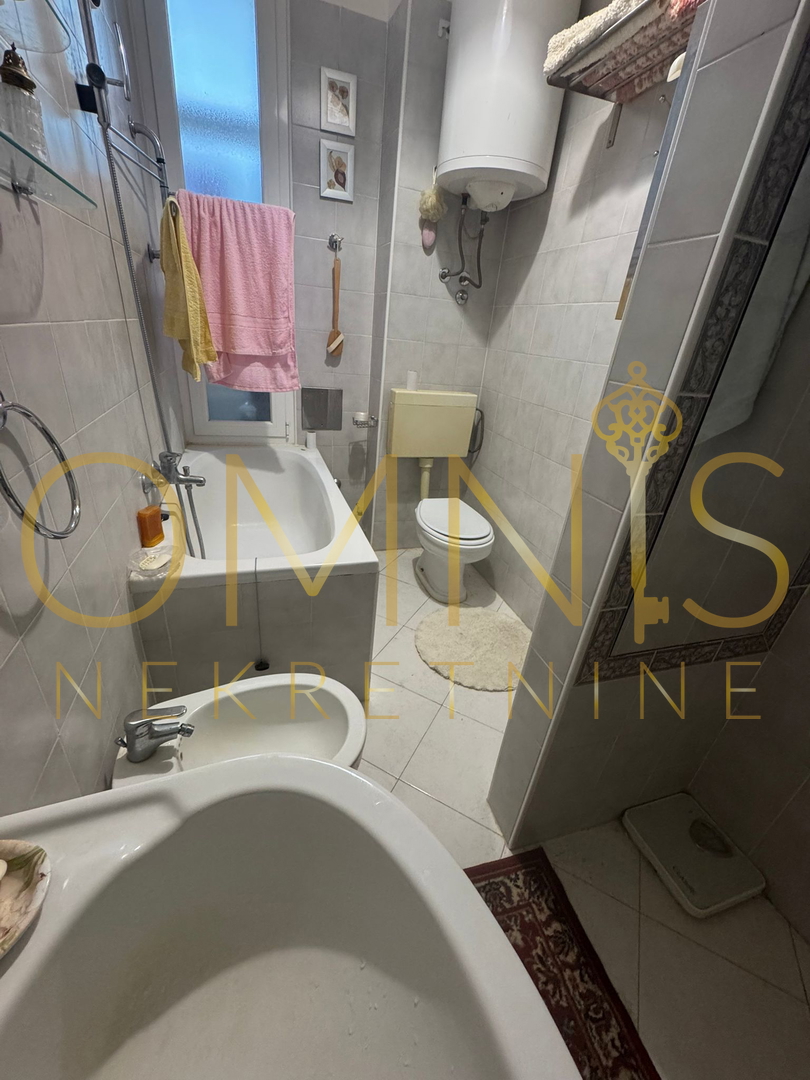 Trosobno stanovanje na Belvederu, 90 m² – nizko pritličje z balkonom