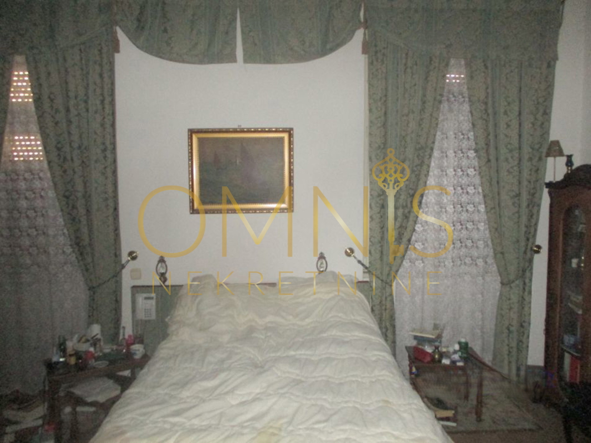 Trosobno stanovanje na Belvederu, 90 m² – nizko pritličje z balkonom