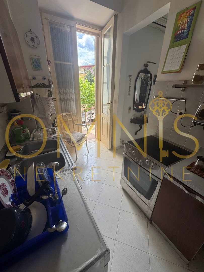 Trosobno stanovanje na Belvederu, 90 m² – nizko pritličje z balkonom