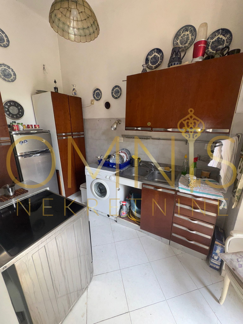 Trosobno stanovanje na Belvederu, 90 m² – nizko pritličje z balkonom