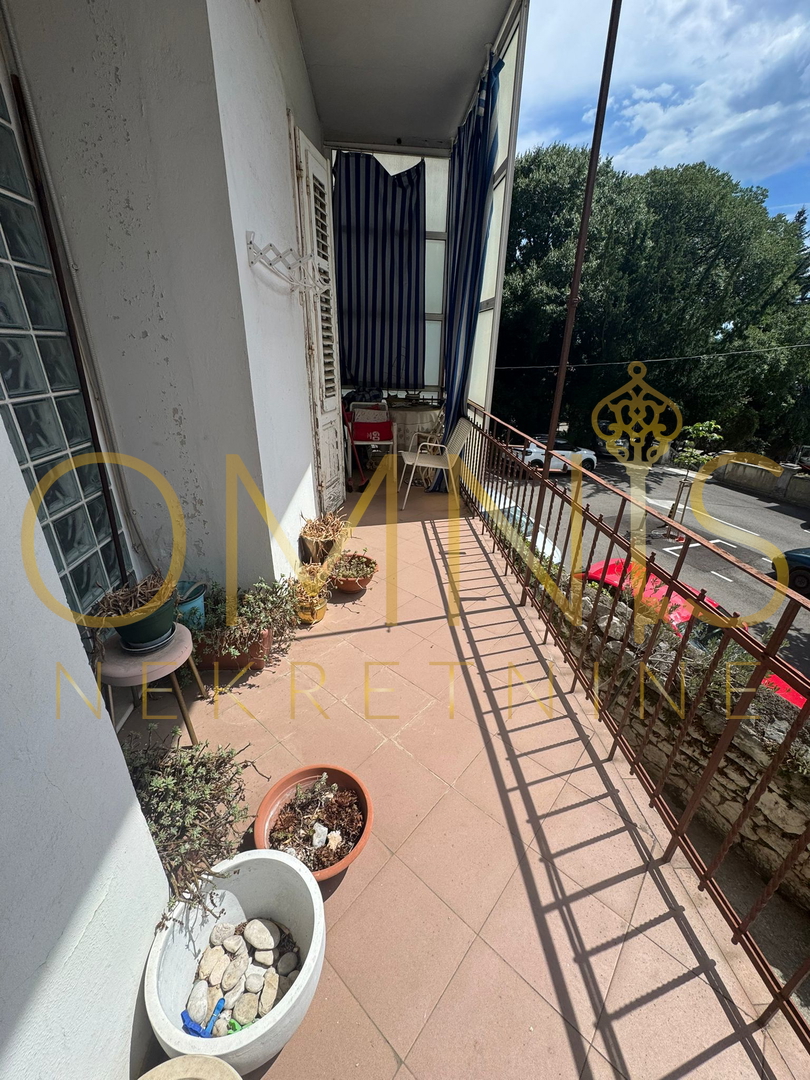 Trosobno stanovanje na Belvederu, 90 m² – nizko pritličje z balkonom