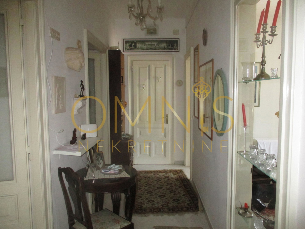 Trosobno stanovanje na Belvederu, 90 m² – nizko pritličje z balkonom