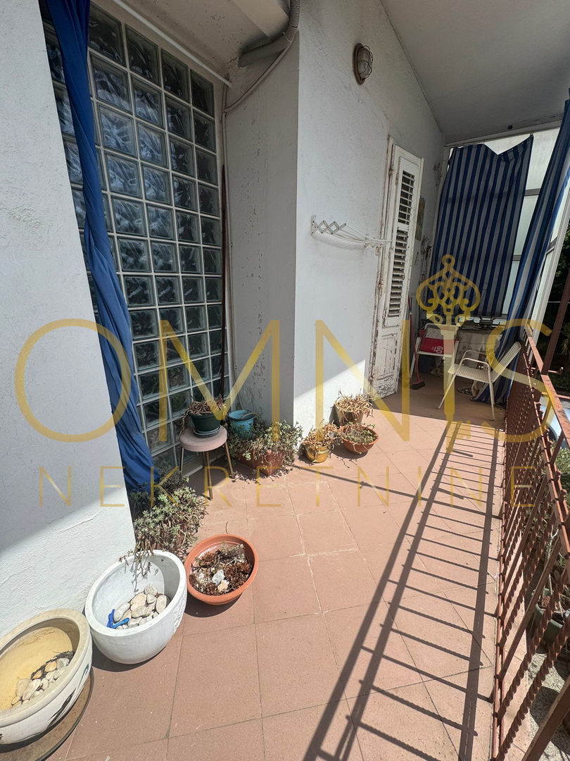Trosobno stanovanje na Belvederu, 90 m² – nizko pritličje z balkonom