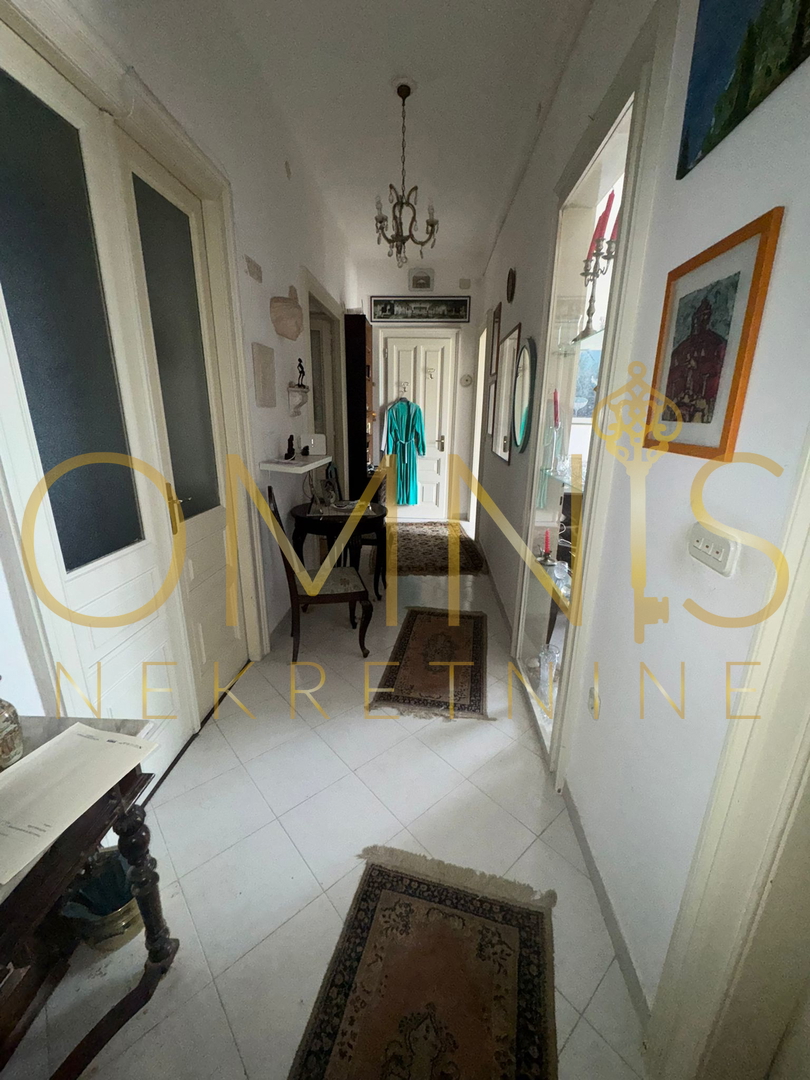 Trosobno stanovanje na Belvederu, 90 m² – nizko pritličje z balkonom