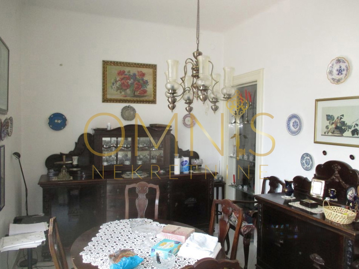 Trosobno stanovanje na Belvederu, 90 m² – nizko pritličje z balkonom