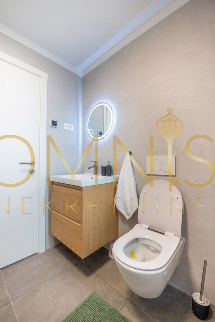RIJEKA – STARI GRAD, stan preurejen v 2 apartmaja, 93,5 m²